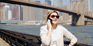 在纽约使用电话的女商人