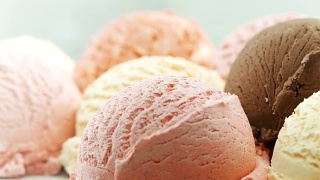 特写，彩色的冰淇淋球视频素材模板下载