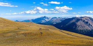 步道山脊路-在繁忙的步道山脊路蜿蜒穿过广阔的高山苔原在落基山脉的顶部，CO，美国的全景黄昏延时。