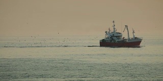 平静的北海上日落时的渔船