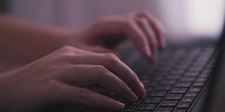 女人打字在笔记本电脑键盘上，特写-股票视频