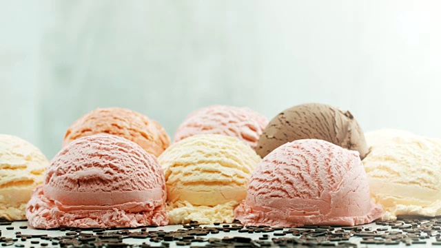 五颜六色的冰淇淋球