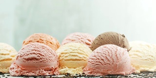 五颜六色的冰淇淋球