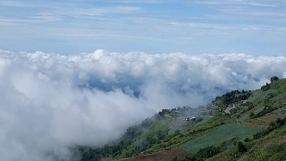 以山和雾为背景的乡村景色视频素材模板下载