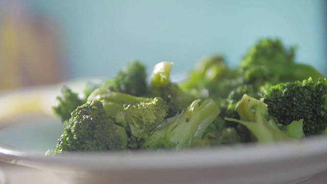 煮熟的花椰菜美味健康的食物素食主义去食物烟烫。概念生活方式素食主义食物慢动作视频