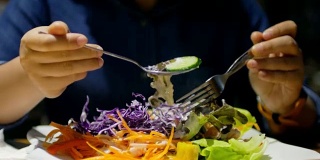 吃沙拉是节食、健康食品的理念