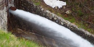高山人工湖弗雷戈布吉亚湖的大坝泄洪。意大利阿尔卑斯山。意大利。水流湍急，溅到地上