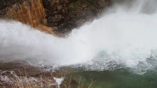 高山人工湖弗雷戈布吉亚湖的大坝泄洪。意大利阿尔卑斯山。意大利。水流湍急，溅到地上视频素材模板下载