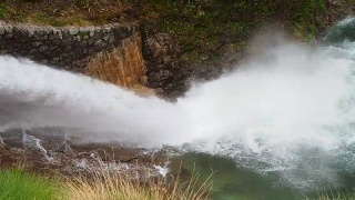 高山人工湖弗雷戈布吉亚湖的大坝泄洪。意大利阿尔卑斯山。意大利。水流湍急，溅到地上视频素材模板下载