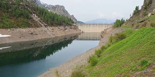 佛莱戈布吉亚湖和高山人工湖大坝的景观。意大利阿尔卑斯山。意大利