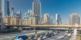 谢赫扎耶德路附近交通繁忙，现代摩天大楼环绕在奢华的迪拜城市