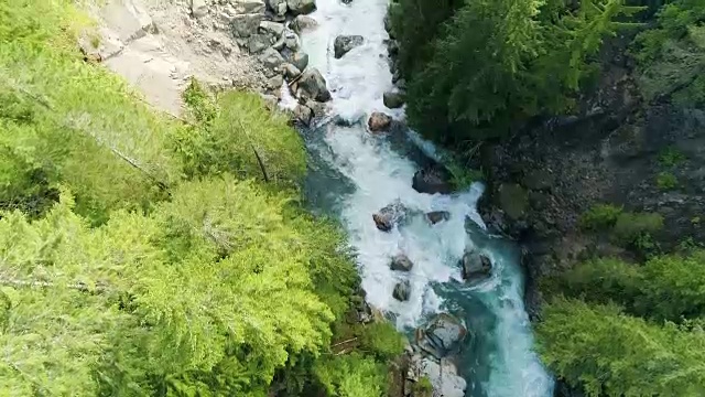 鸟瞰河流急流滑坡