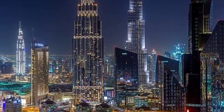 迪拜市中心的天际线夜晚随着最高的建筑和阿联酋谢赫扎耶德的道路交通而推移