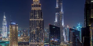迪拜市中心的天际线夜晚随着最高的建筑和阿联酋谢赫扎耶德的道路交通而推移