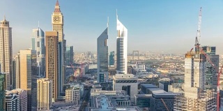 阿联酋迪拜谢赫扎耶德路和迪拜国际金融中心大楼的天际线