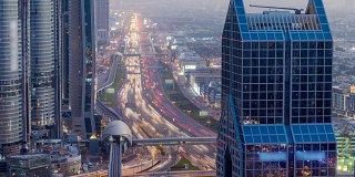 迪拜市区天际线白天黑夜的推移和谢赫扎耶德的道路交通，阿联酋