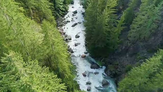 快速移动的河流通过森林峡谷航空概述自然景观