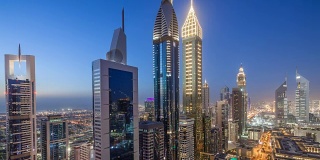 阿联酋迪拜的谢赫扎耶德路和迪拜国际金融中心大楼的天际线，从白天到晚上的时间流逝