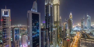 阿联酋迪拜的谢赫扎耶德路和迪拜国际金融中心大楼的天际线，从白天到晚上的时间流逝