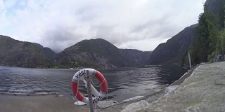 风景与湖泊在山上。挪威。