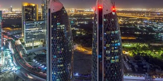 阿联酋迪拜的谢赫扎耶德路和迪拜国际金融中心的天际线