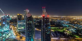 阿联酋迪拜的谢赫扎耶德路和迪拜国际金融中心的天际线