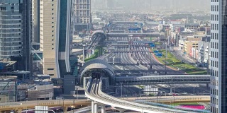 迪拜市区天际线早上的时间推移和谢赫扎耶德道路交通，阿联酋