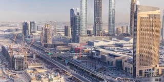 日落时分的迪拜市中心天际线和阿联酋购物中心附近的道路交通