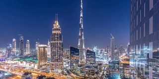 迪拜市中心的天际线昼夜交替，最高的建筑和谢赫扎耶德的道路交通，阿联酋