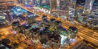 迪拜市中心的天际线随着购物中心和道路交通的变化而变化