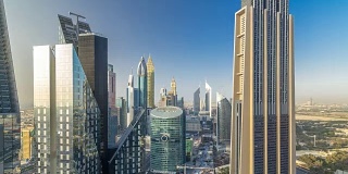 阿联酋迪拜谢赫扎耶德路和迪拜国际金融中心大楼的天际线