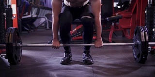 年轻的肌肉男子在健身房做沉重的硬举运动，生活方式运动和健身概念