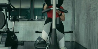 在健身房锻炼的美女，慢动作