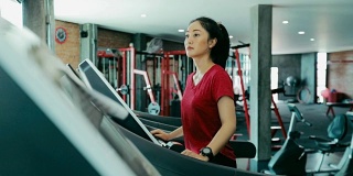 女人在健身房跑步机上跑步，慢动作，运动概念