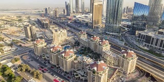 日落时分的迪拜市中心天际线和阿联酋购物中心附近的道路交通