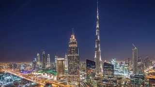 迪拜市中心的天际线昼夜交替，最高的建筑和谢赫扎耶德的道路交通，阿联酋视频素材模板下载