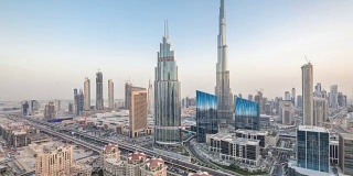 迪拜市中心的天际线昼夜交替，最高的建筑和谢赫扎耶德的道路交通，阿联酋