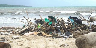 热带海边的污染，到处都是垃圾，生态灾难，印尼的灾难