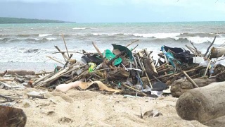 热带海边的污染，到处都是垃圾，生态灾难，印尼的灾难视频素材模板下载