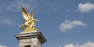 著名的亚历山大三世桥石柱与金色雕像缓慢倾斜