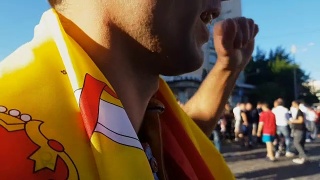球迷用西班牙国旗包裹着高呼“奥立”，庆祝国家队的胜利视频素材模板下载