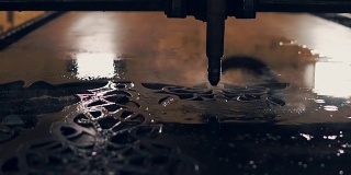 激光切割和雕刻巨大的坚固金属板在工厂，特写
