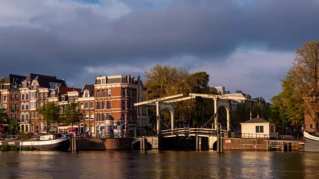 阿姆斯特丹运河、桥梁和中世纪房屋的历史
