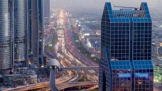迪拜市区天际线白天黑夜的推移和谢赫扎耶德的道路交通，阿联酋视频素材模板下载