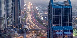 迪拜市区天际线白天黑夜的推移和谢赫扎耶德的道路交通，阿联酋