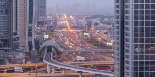 迪拜市中心的天际线昼夜交替和阿联酋谢赫扎耶德的道路交通