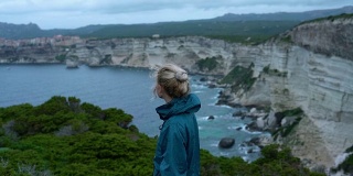 科西嘉岛的博尼法西奥悬崖在阴天、黑暗、阴郁的日子里