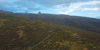 肯尼亚美丽山谷的鸟瞰图。无人机拍摄的肯尼亚山国家公园
