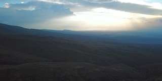 肯尼亚美丽山谷的鸟瞰图。无人机拍摄的肯尼亚山国家公园