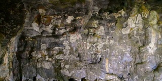 砂岩洞穴中的历史绘画。墙上的历史艺术聚光灯。